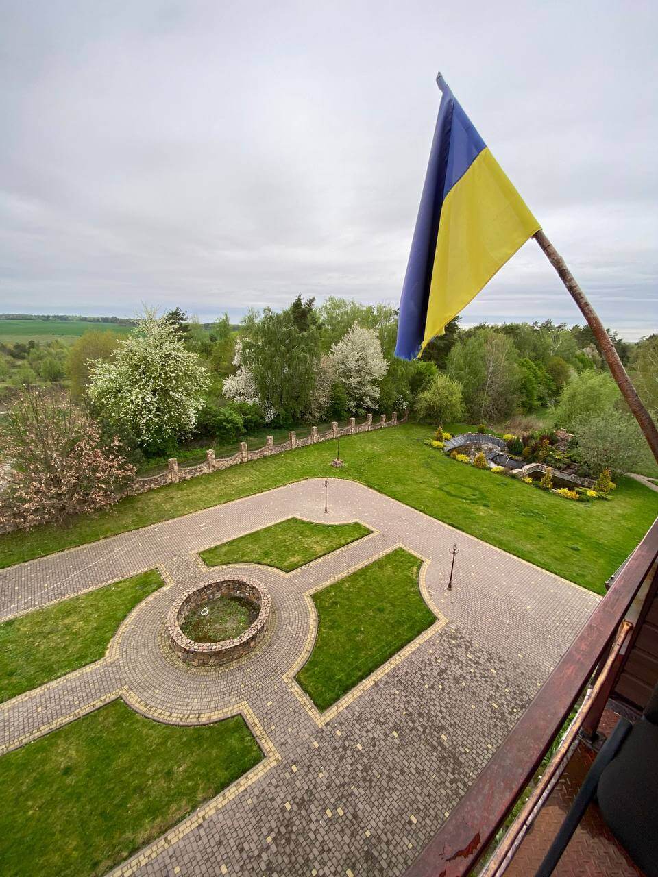 Затишний заміський центр 12+